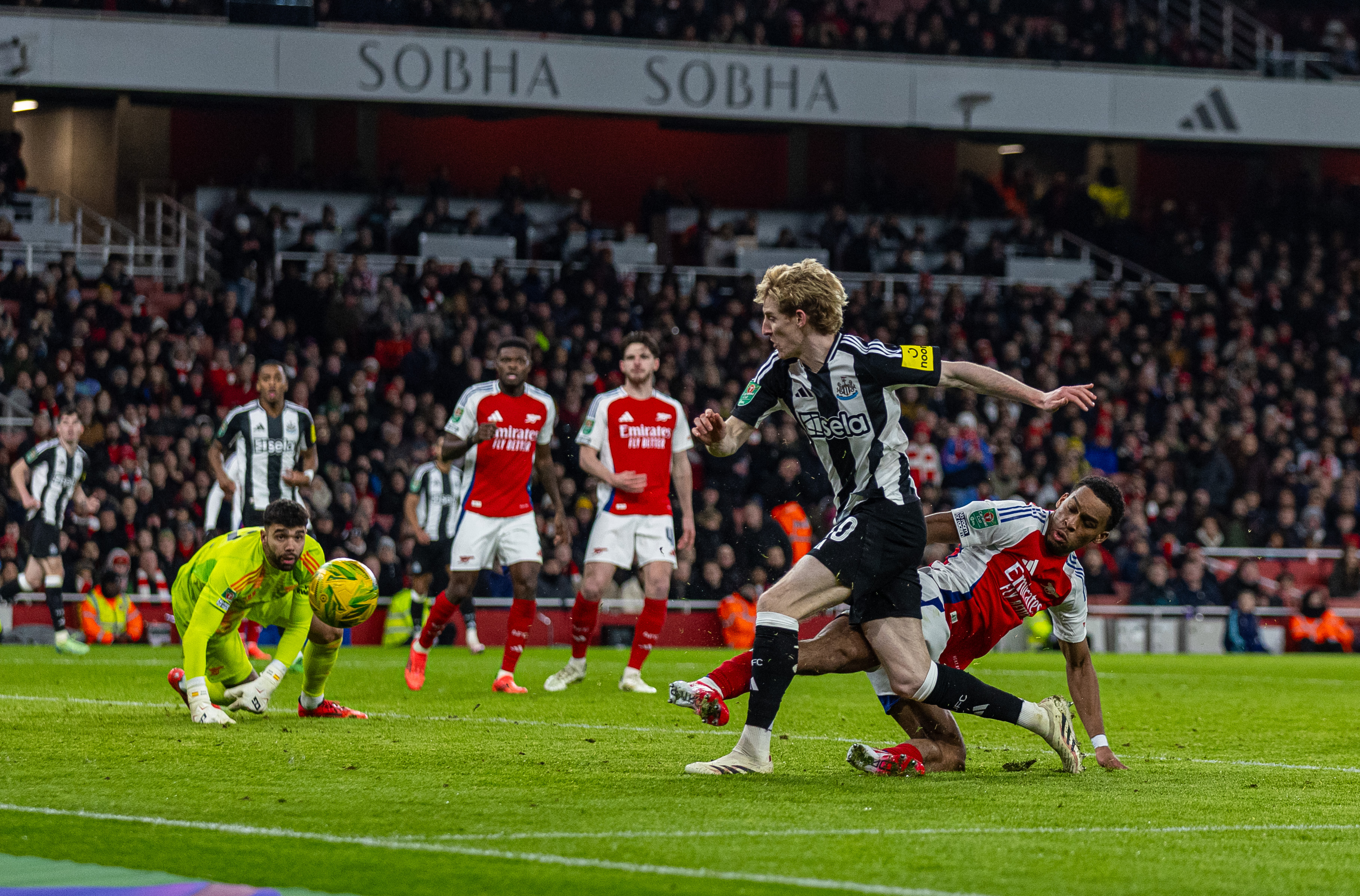 半岛体育平台官网-阿森纳主场逆转胜利，狂追领先