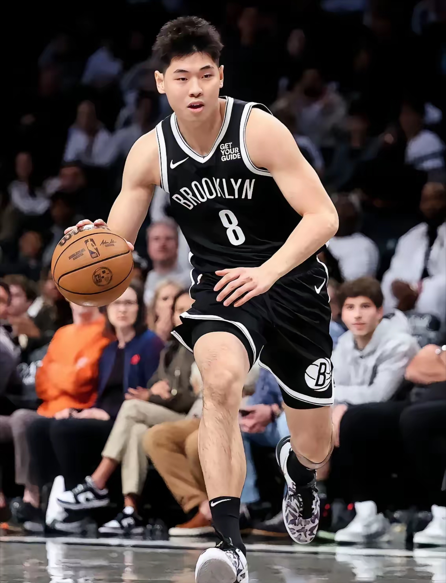 半岛体育app官方下载-篮网队内部突发争吵，球员情绪失控的简单介绍