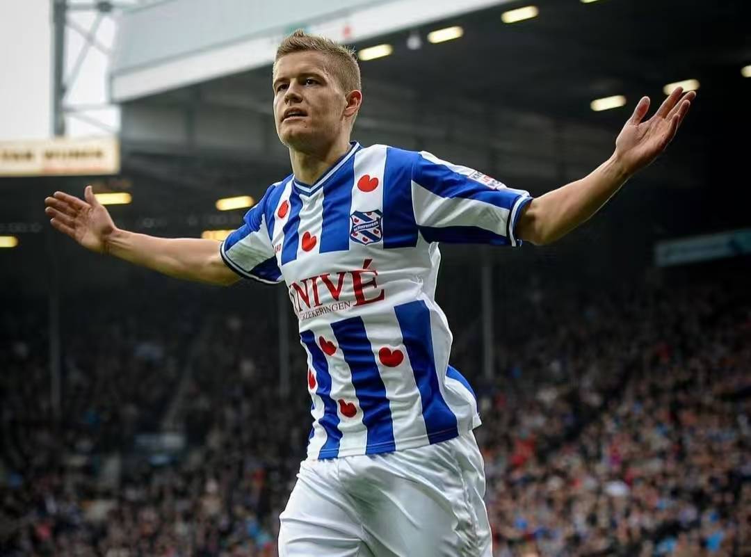 半岛app官网-芬兰队在比赛中展现出顽强拼搏，成功晋级